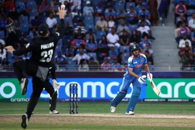 గిల్ క్యాచ్ అందుకుంటున్న గ్లెన్ ఫిలిప్స్