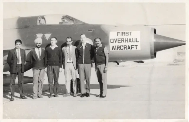 سابق ایئر مارشل (ریٹائرڈ) برجیش دھر جیال بعد کے دنوں میں اپنے ساتھیوں کے ساتھ کھڑے ہیں