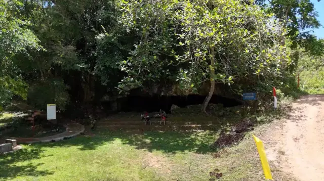 Gua Metanduno menyimpan lukisan cadas tertua di dunia.