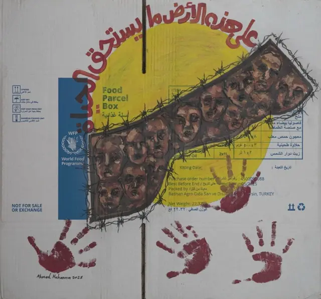 دائرة صفراء كالشمس عليها رسم لخارطة قطاع غزة محاط بالأسلاك الشائكة وعدد من الوجوه المتراصة داخله، وبصمات يد طفل مهنا على كرتونة المساعدات التي كتب عليها اقتباس "على هذه الأرض ما يستحق الحياة".