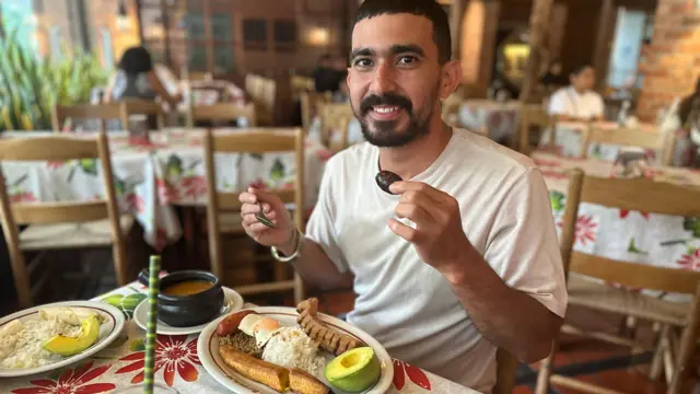 Luis, comensal colombiano come bandeja paisa en un restaurante del centro de Medellín.