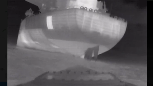 чорно-біле відео, на якому видно силуети суден - танкера і, схоже, безекіпажного катера