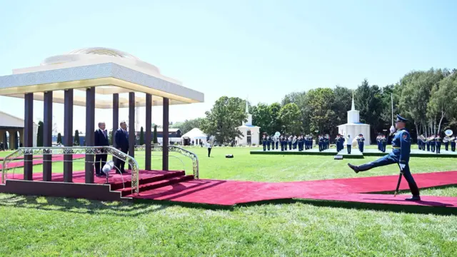Qizil gilam to'shalgan yo'lak boshida prezidentlar