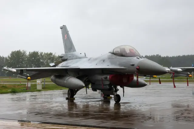 Myśliwiec F-16 Sił Powietrznych RP stacjonuje w 32. Bazie Lotnictwa Taktycznego