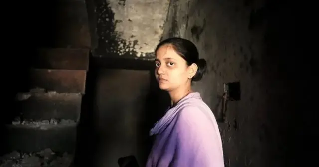 शिवानी ने अपनी भाभी के परिवार वालों के ऊपर अपने घर को आग लगाने का केस दर्ज कराया है