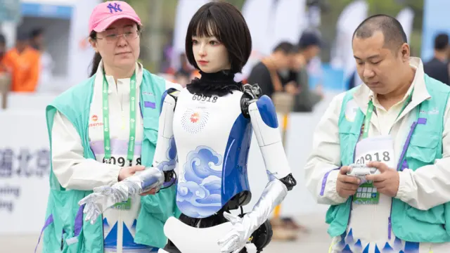 ربات دونده شکل یک زن به همراه دو کنترل کننده در کنارش