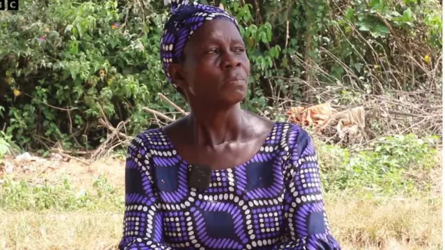 Oluseke Ojelabi, obìnrin tí wọn wo ile rẹ. Ó wọ Ankara aláwọ̀ pọpu, ó sì wẹ gele Ankara náà.