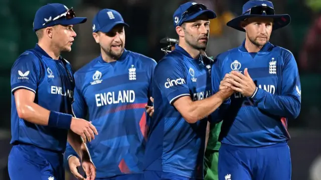 বাংলাদেশের বিরুদ্ধে জয় সেলিব্রেট করছেন ইংল্যান্ডের ক্রিকেটাররা