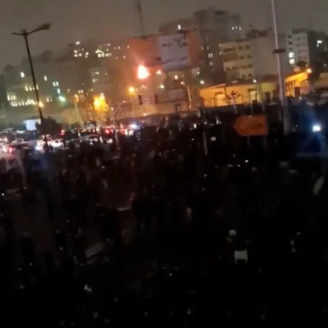 Протестующие собираются на площади Пунак в Тегеране, 10 января 2026 года.