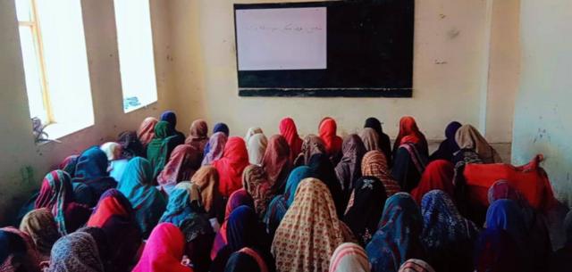 در مرکز آموزشی در اچین بیش از دو صد دختر نیز مراجعه می‌کند
