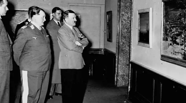 ‘డీజనరేట్ ఆర్ట్’ చిత్రాల ప్రదర్శనను తిలకిస్తున్న హిట్లర్