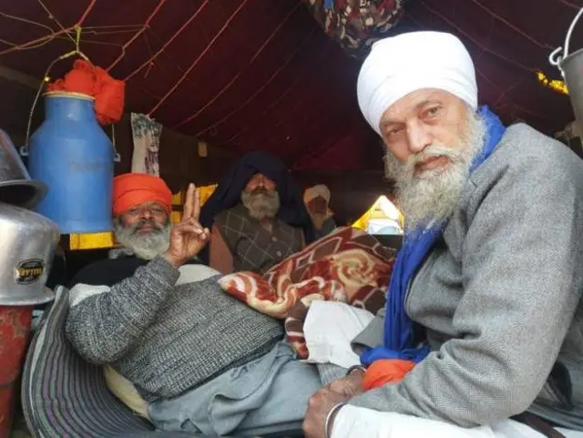 પંજાબથી ખેડૂતો ટ્રક અને ટ્રૉલીઓમાં રૅશન અને જરૂરી સામાન લઈને આવ્યા છે