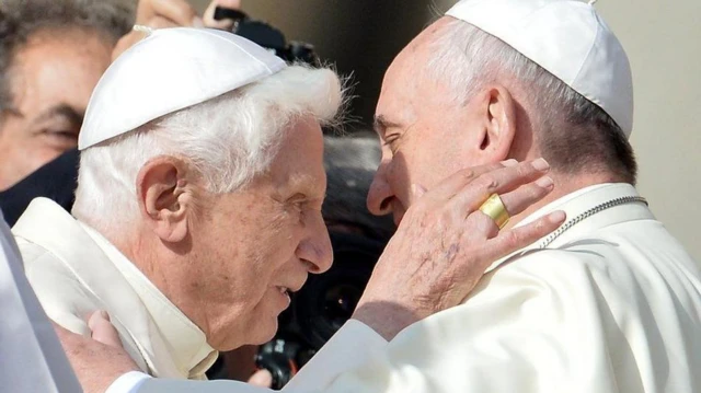 Giáo hoàng Phanxicô chào người tiền nhiệm của mình - Giáo hoàng danh dự Benedict XVI - tại một Thánh lễ giáo hoàng năm 2014