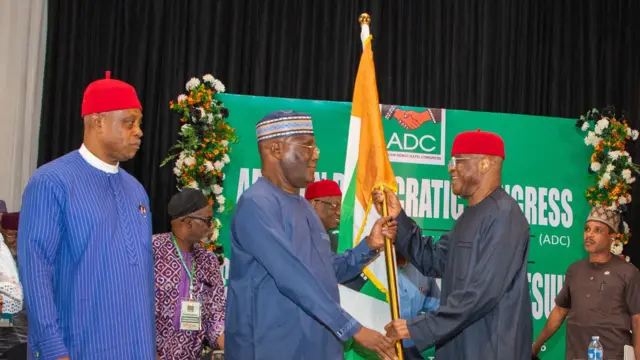 Atiku Abubakar lokacin da ya karɓi tutar jam'iyyar ADC domin tsaya mata takarar shugaban ƙasa