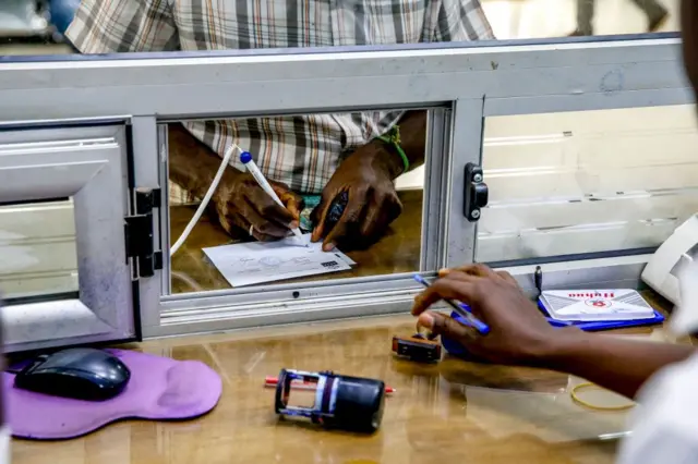 Opération de guichet dans une institution de microcrédit.