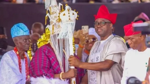 Gomina MAkinde n gbe ọpa aṣẹ fun olubadan, Ọba Lekan Balogun