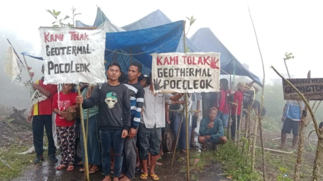 Tiga anggota masyarakat adat ditangkap aparat keamanan dalam aksi unjuk rasa menolak proyek perluasan PLTP Ulumbu di Poco Leok, awal Oktober silam.