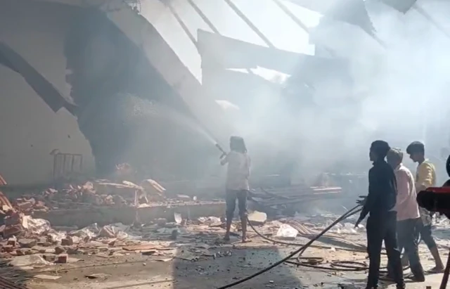 બીબીસી ગુજરાતી ડીસા બનાસકાંઠા આગ ફેક્ટરી મજૂર મોત પોલીસ ફાયરબ્રિગેડ