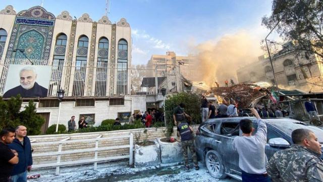 Restos del edificio diplomático iraní destruido en Damasco