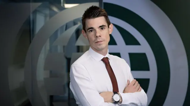 डॅन सेक्टन म्हणाले की त्यांना चिंता वाटते की आर्टिफिशियल इंटेलिजन्सद्वारे निर्मित मुलांना संरक्षण पुरवण्यात वेळ गेल्यामुळे खऱ्या पीडितांना धोका निर्माण होऊ शकतो.