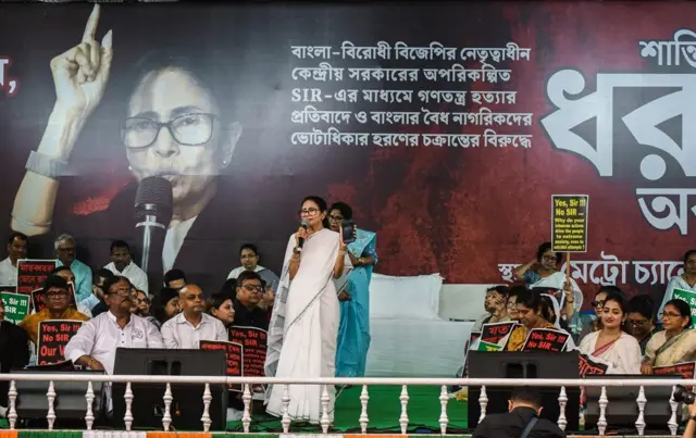 ममता बनर्जी ने कोलकाता में एसआईआर के ख़िलाफ़ इसी महीने की शुरुआत में कई दिनों का धरना दिया था