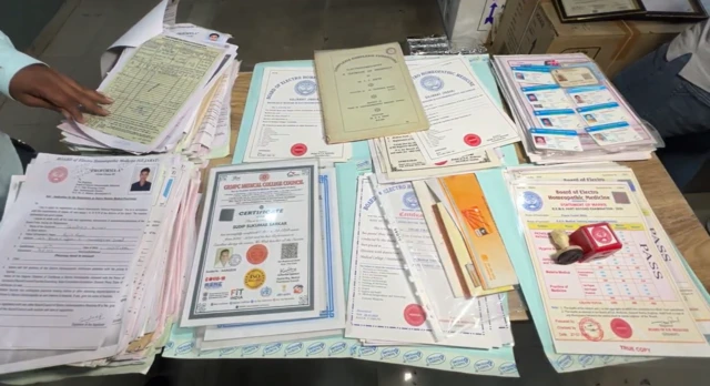 રશેષ ગુજરાતીના ઘરમાંથી કબજે લેવામાં આવેલા બોગસ મેડિકલ ડિગ્રીઓ