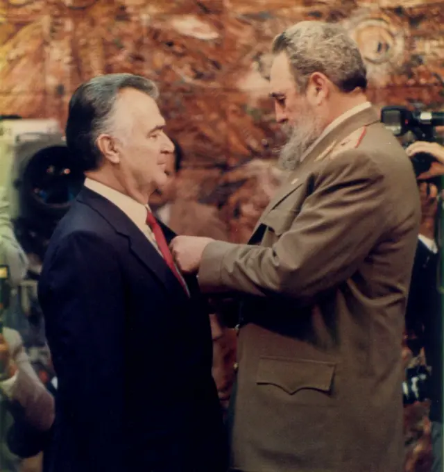 Miguel de la Madrid es condecorado por Fidel Castro en La Habana