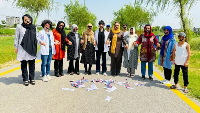 شماری از زنان افغان در پاکستان در اعتراض به سخنان خانم امیری تصاویر او را پاره کردند