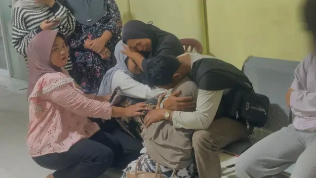 Tangis ibu, ayah, dan kakak Alufah korban banjir di Sumbar pecah. Mereka saling berpelukan, saling menguatkan. 