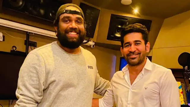 රෝමියෝ චිත්‍රපටයේ 'වෙතල' ගීතය දෙමළ සහ තෙළිඟු බසින් ගැයීමට ද සිදු වූයේ, රවී රොයිස්ටර්ට ය.