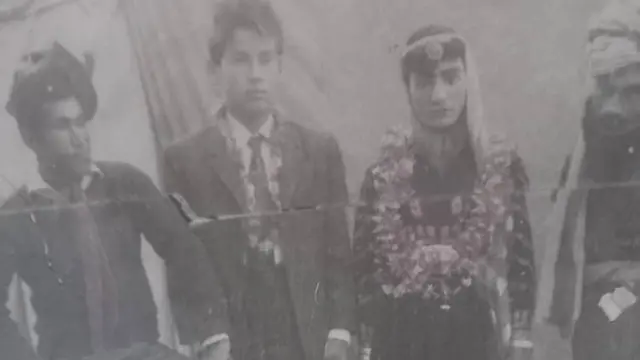 از راست: هاشم بی‌قرار، شیر آقا ( با لباس زنانه)، مرتضی بایقرا و نذیر محمد میوال، سال ۱۳۴۳ در حاشیه اجرای یک نمایشنامه در ننگرهار. 