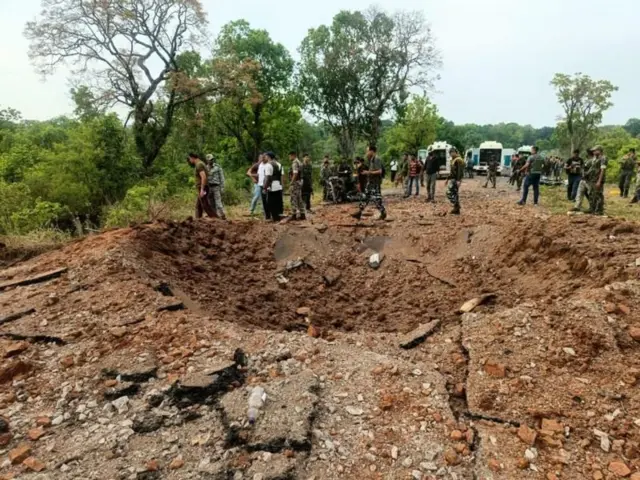 बस्तरमा माओवादीहरूले विस्फोटन गराएको ठाउँमा परेको खाडल र नजिकै सुरक्षाकर्मीहरू