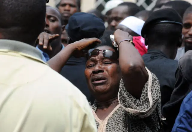 Une femme pleure devant la grande mosquée de Conakry le 2 octobre 2009