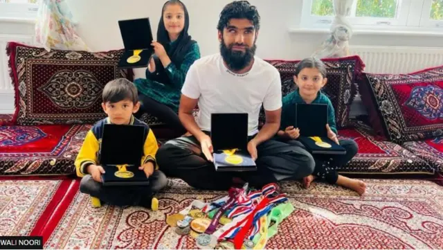 အမြင်အာရုံကွယ်ခဲ့ပေမယ့် ဇနီးသည်ရဲ့ ကူညီထောက်ပံ့မှုအပြည့်ရခဲ့တဲ့ နိုရီနဲ့ ကလေး ၃ ယောက်