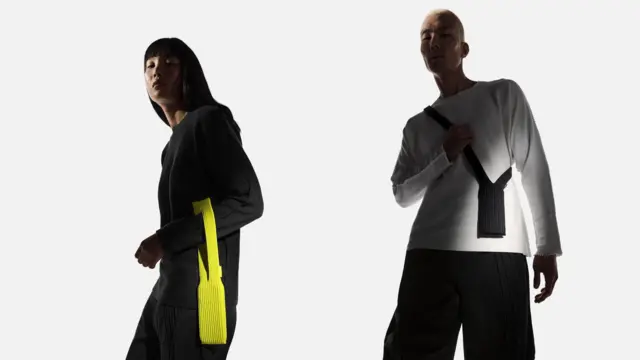 Чоловік і жінка з новим чохлом Apple 