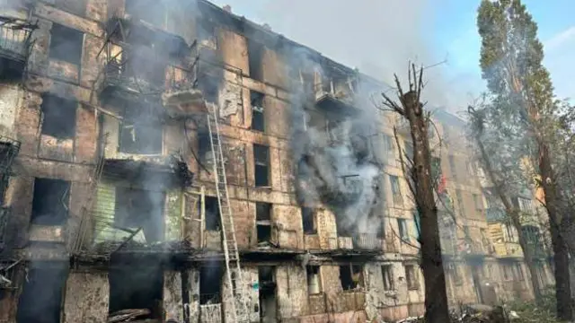 ক্ষেপণাস্ত্র হামলায় বিধ্বস্ত একটি অ্যাপার্টমেন্ট ব্লক