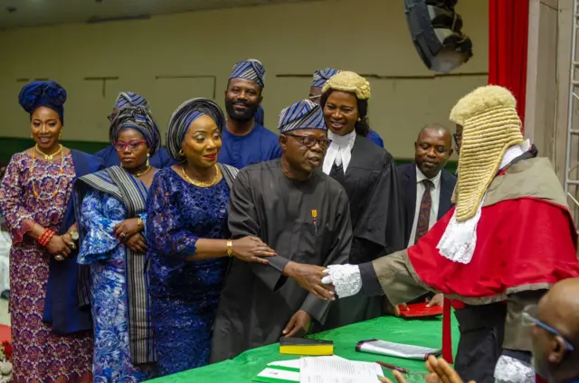 Olayide Adelami àti ìyàwó rẹ̀ lẹ́yìn tí wọ́n búra fun tán