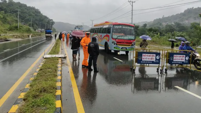 राजमार्गहरूमा ठाउँठाउँमा आवतजावत रोकिएका छन्