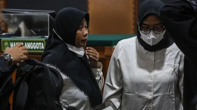 Terdakwa kasus kasus pemerasan terhadap mahasiswa Program Pendidikan Dokter Spesialis Anastesi (PPDS) Universitas Diponegoro (Undip), Zara Yupita Azra (kanan) dan Sri Maryani (kiri) usai mendengarkan pembacaan putusan dalam sidang di Pengadilan Negeri Kota Semarang, Jawa Tengah, Rabu (1/10/2025).