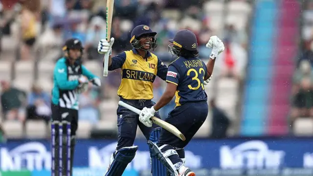 ICC කාන්තා T20 ලෝක කුසලාන තරගාවලියේ නවසීලන්තයට එරෙහි තරගයේදී ශ්‍රී ලංකාවේ නිලක්ෂි ද සිල්වා සහ කෞෂිනි නුත්‍යාංගනා ජයග්‍රහණය සැමරූ අයුරු.