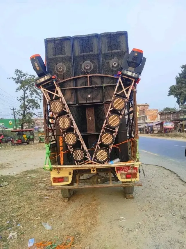 गाडीमा तयार पारिएको 'डीजे म्यूजिक सिस्टम'
