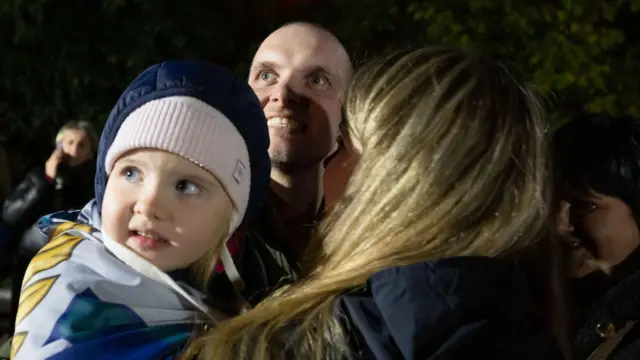 Звільнений з полону військовий зустрівся з сім'єю 