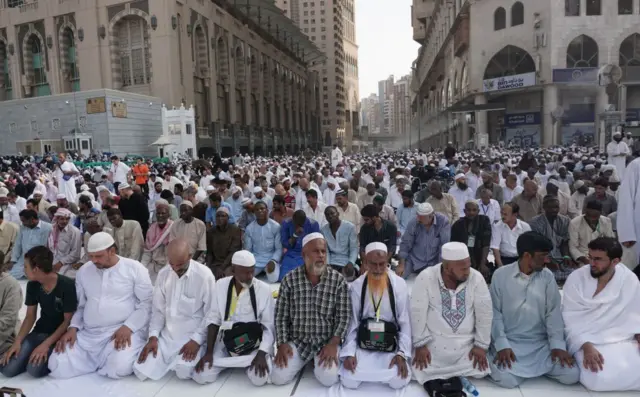 Des fidèles musulmans prient à l'extérieur de la Grande Mosquée dans la ville sainte de La Mecque en Arabie saoudite,