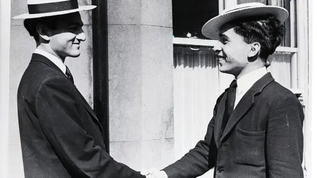 জর্ডনের তৎকালীন যুবরাজ হুসেইনের সঙ্গে মুকাররম জাহ (বাঁদিকে), ১৯৫২ এ লন্ডনে তোলা ছবি