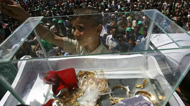 ሐማስ ከሕዝብ የገንዘብ እና የውድ ጌጣጌጦች ስጦታን ያገኛል (2006 እአአ ጋዛ)