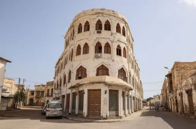 ጥንታዊ ህንጻታታ ኣብ ምፍራስ ዝርከብ 'ሉል ቀይሕ ባሕሪ' ዝነበረት ወደባዊት ከተማ ባጽዕ