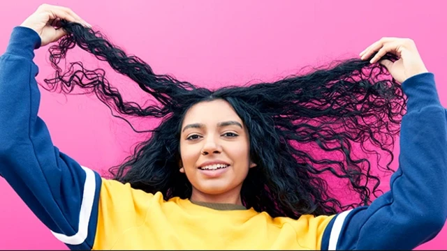 চুল আঁচড়ানোর আগে আঙ্গুল দিয়ে জট ছাড়িয়ে নিন।
