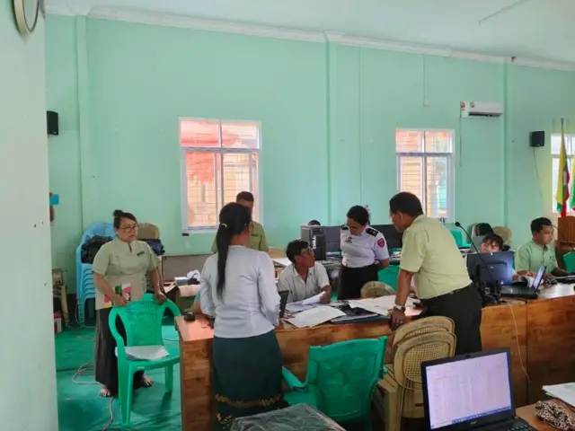 မဲစာရင်းထည့်သွင်းနေတဲ့ သာကေတမြို့နယ် အုပ်ချုပ်ရေးရုံးတာဝန်ရှိသူတွေ