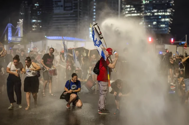 Manifestantes contra o governo israelense protestam na rua