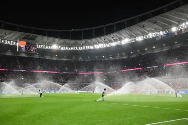 Катарлыктар ысык абаны сездирбеш үчүн стадионду түрдүү жолдор менен нымдап турууга мажбур 